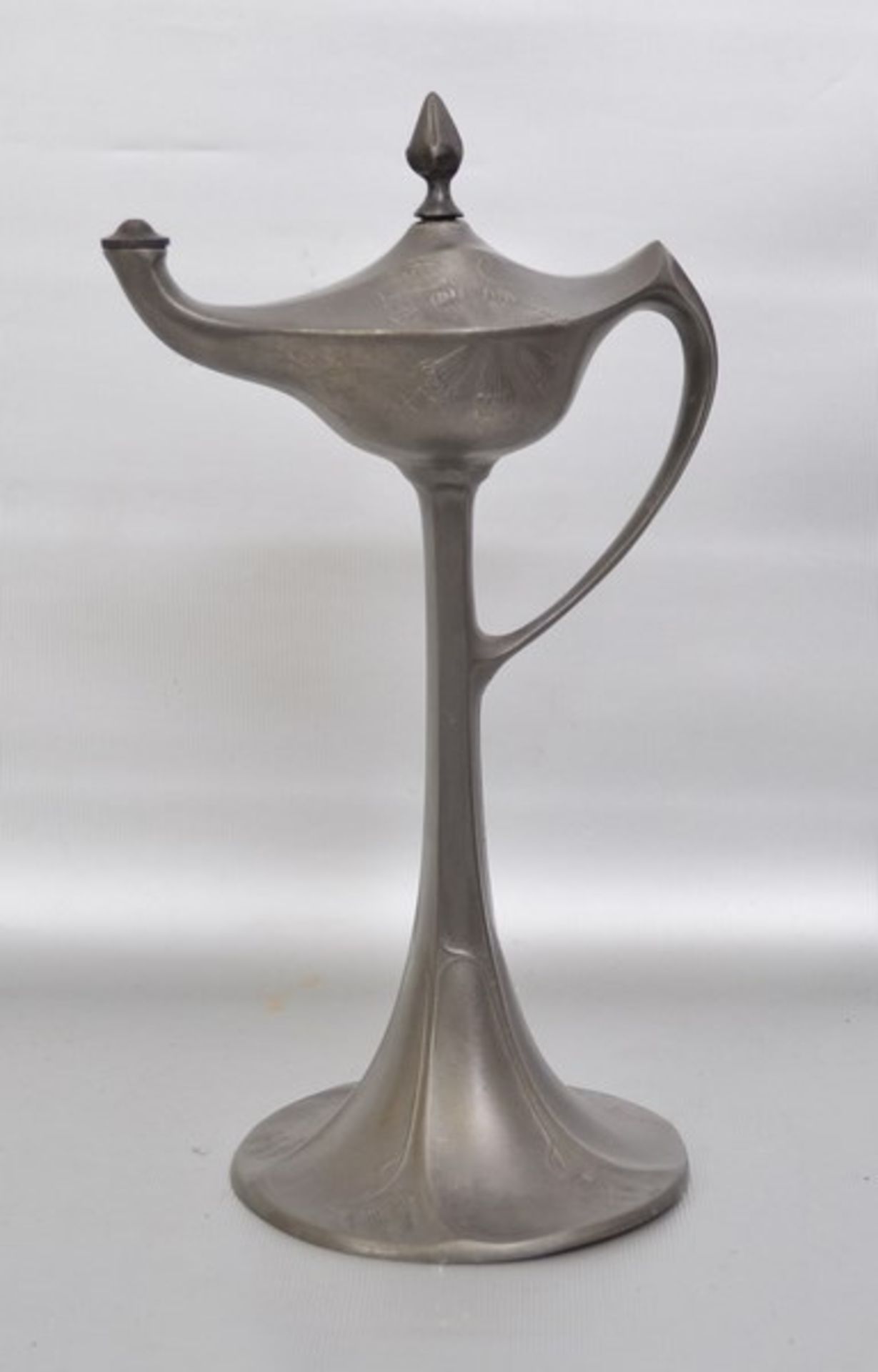 Jugendstil-Lampe runder Fuß, ein Griff, Rand und Schale mit Jugend-Stilornamenten verziert, H 25 cm,