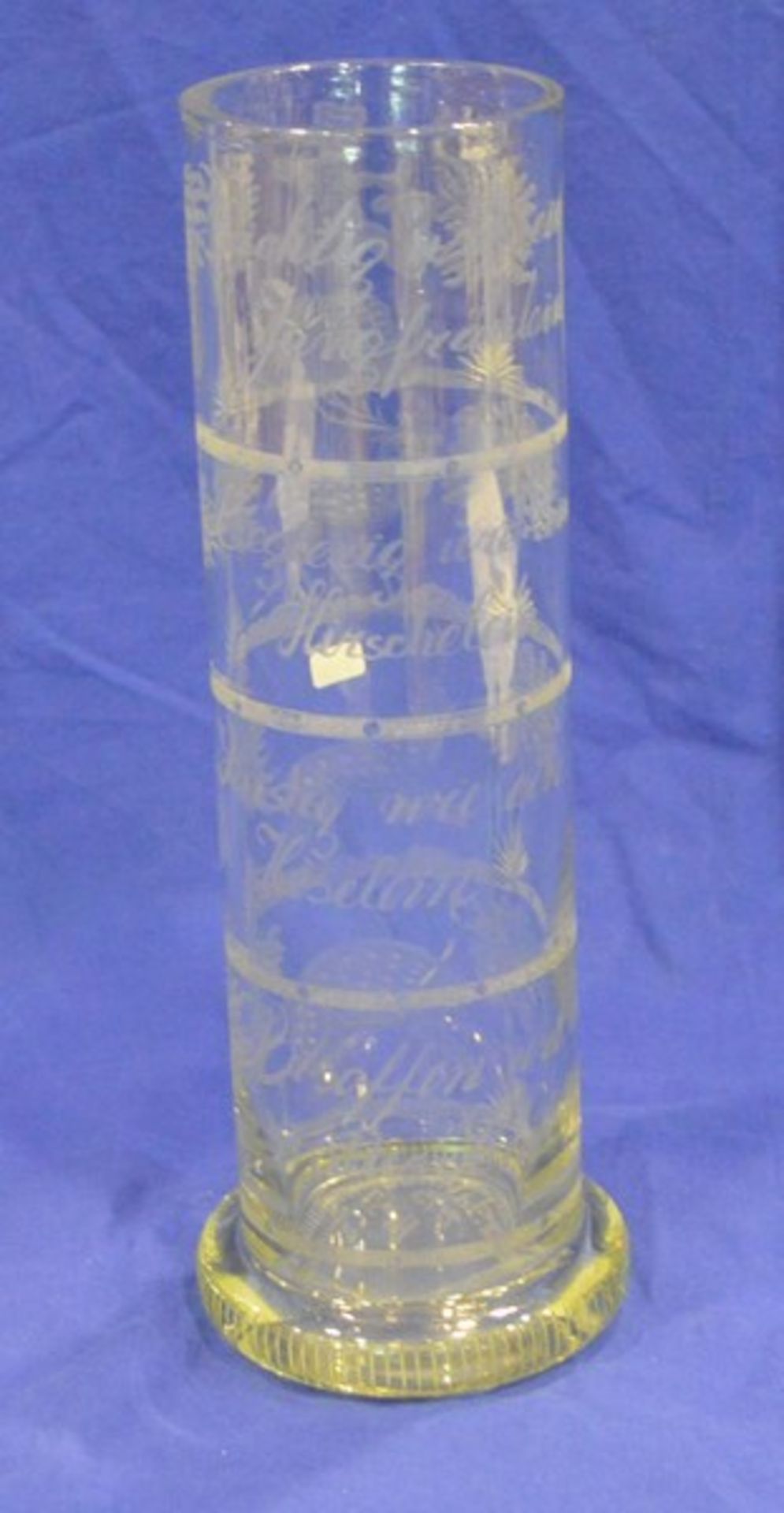 Zierglas farbl. Glas, zylindrische Form, Wandung mit Jagdmotiven und Spruch verziert, H 28 cm