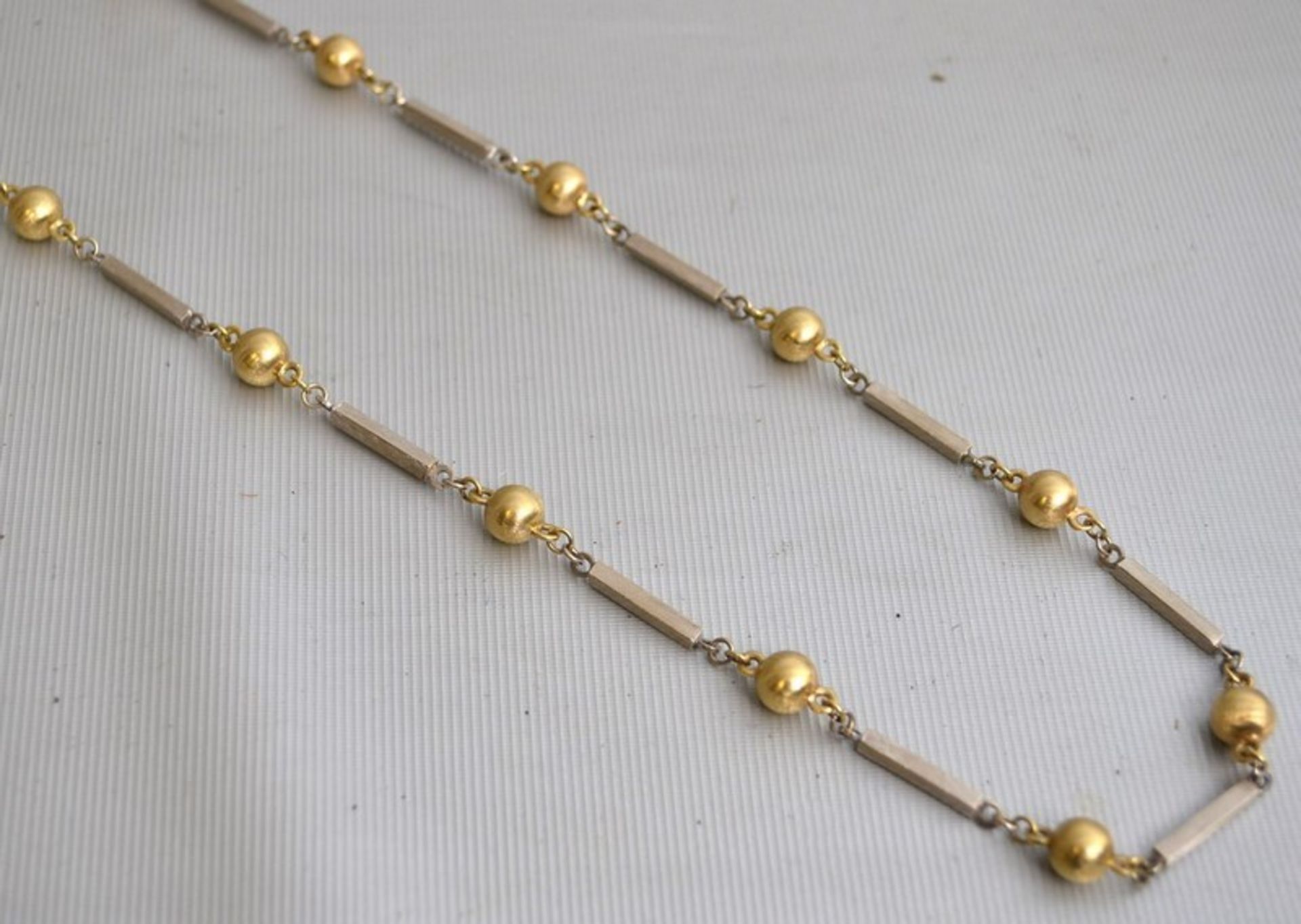 Halskette 14 kt. Weiß- und Gelbgold, mit 15 goldenen Kugeln