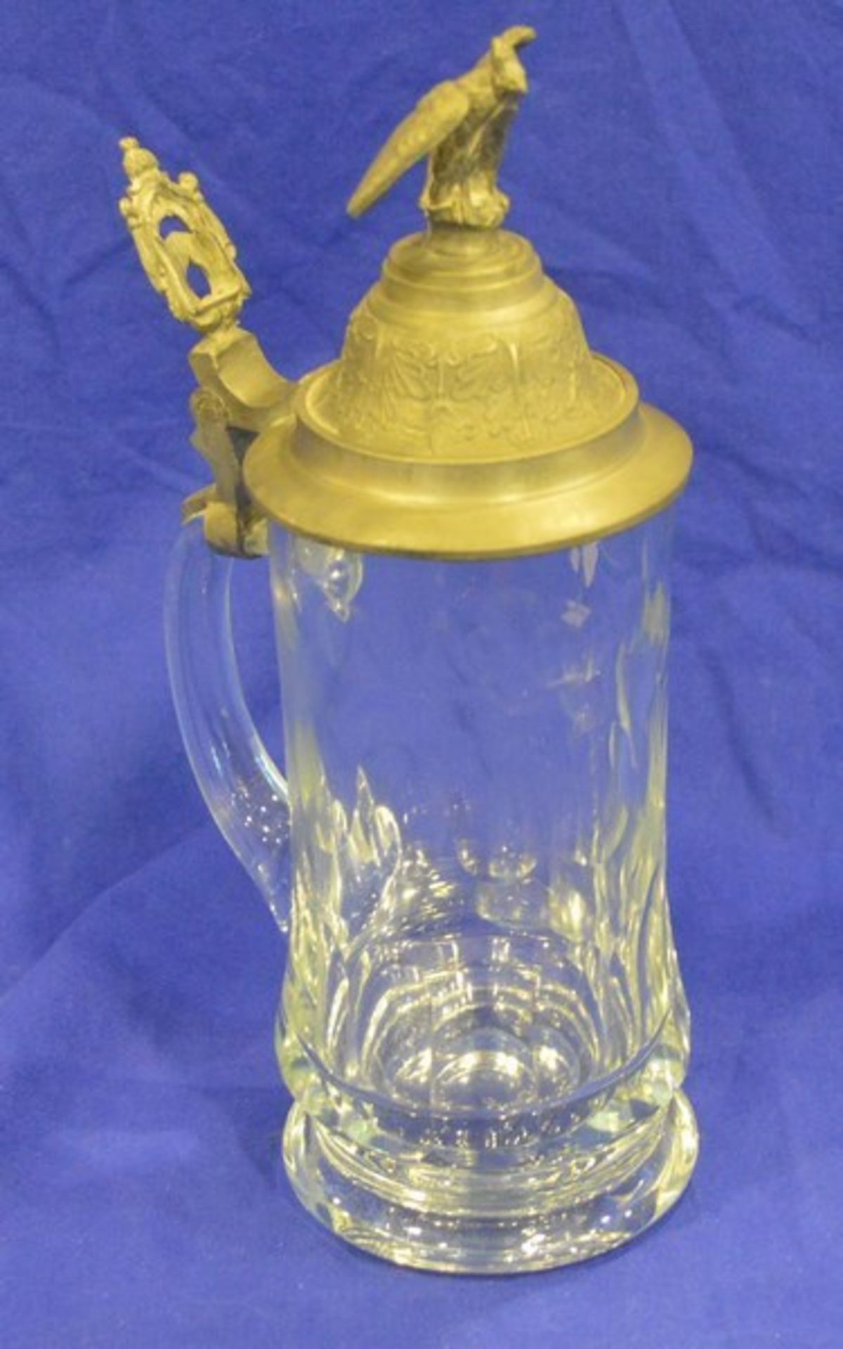 Bierkrug farbl. Glas, geschliffen, Zinndeckel mit Adlerbekrönung, H 28 cm