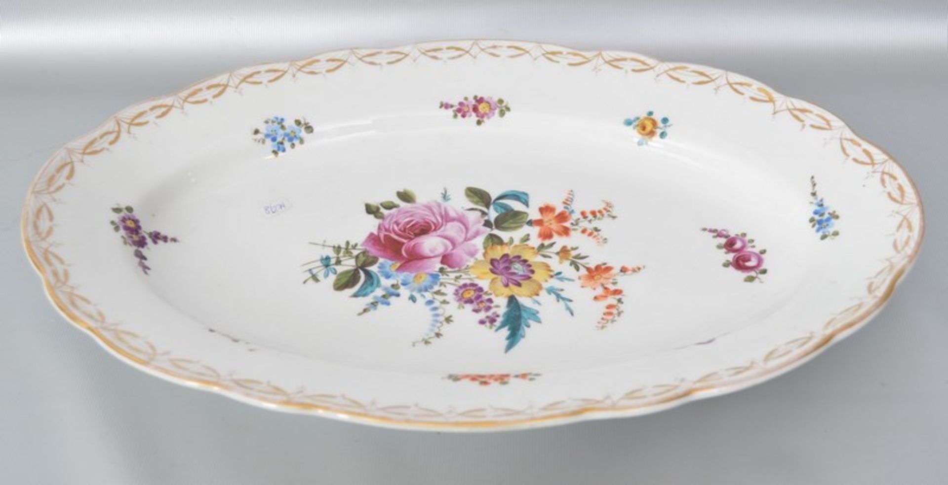 Schale oval, gold verzierter Rand, Rand und Spiegel mit bunter Blumenbemalung, 25 X 38 cm, 19. Jh.