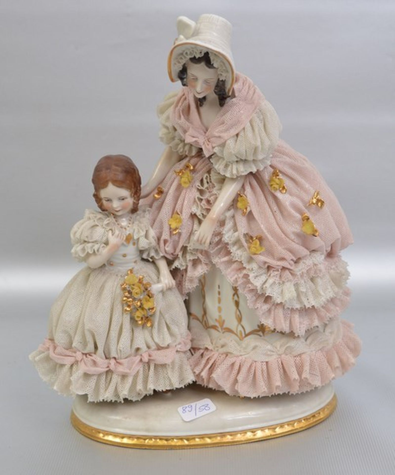 Elegante Dame mit Kind auf ovalem gold verzierten Sockel stehend, Dame und Kind im Tüllkleid, bunt
