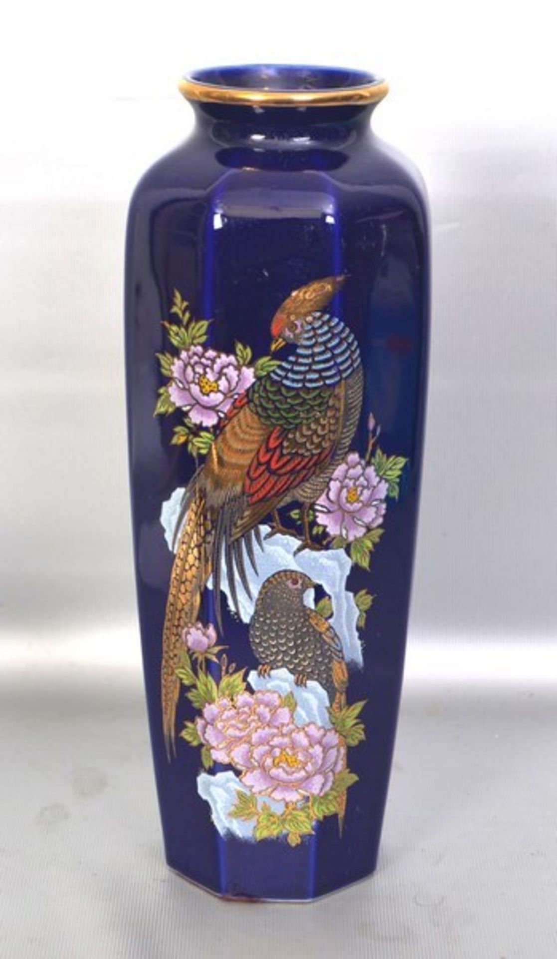 Vase Porzellan, achteckig, blau, Goldrand, mit bunter Vogel- und Blütenbemalung, H 27 cm