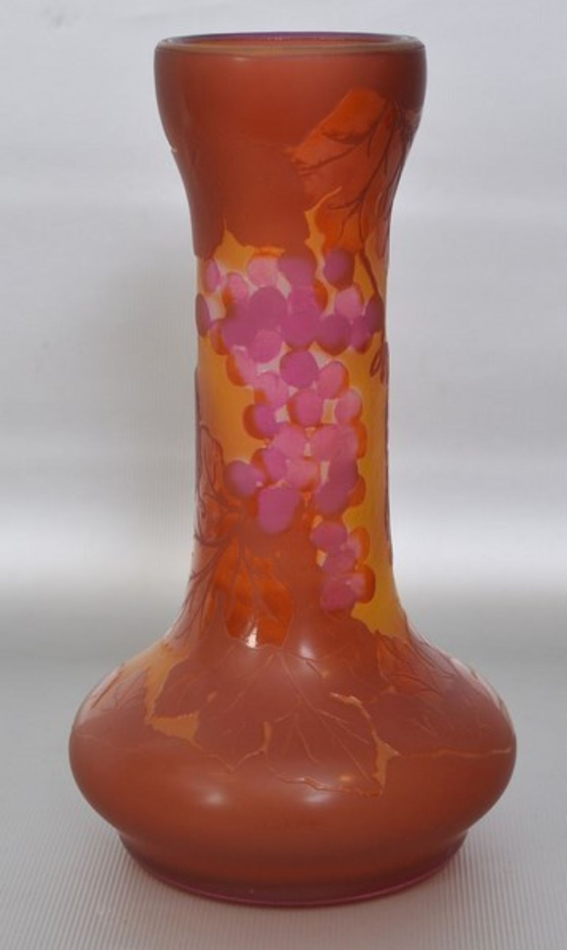 Vase farbl. Glas, mit buntem Überfang, mit Früchten und Blüten, sign. Tipo Gallè, H 18 cm