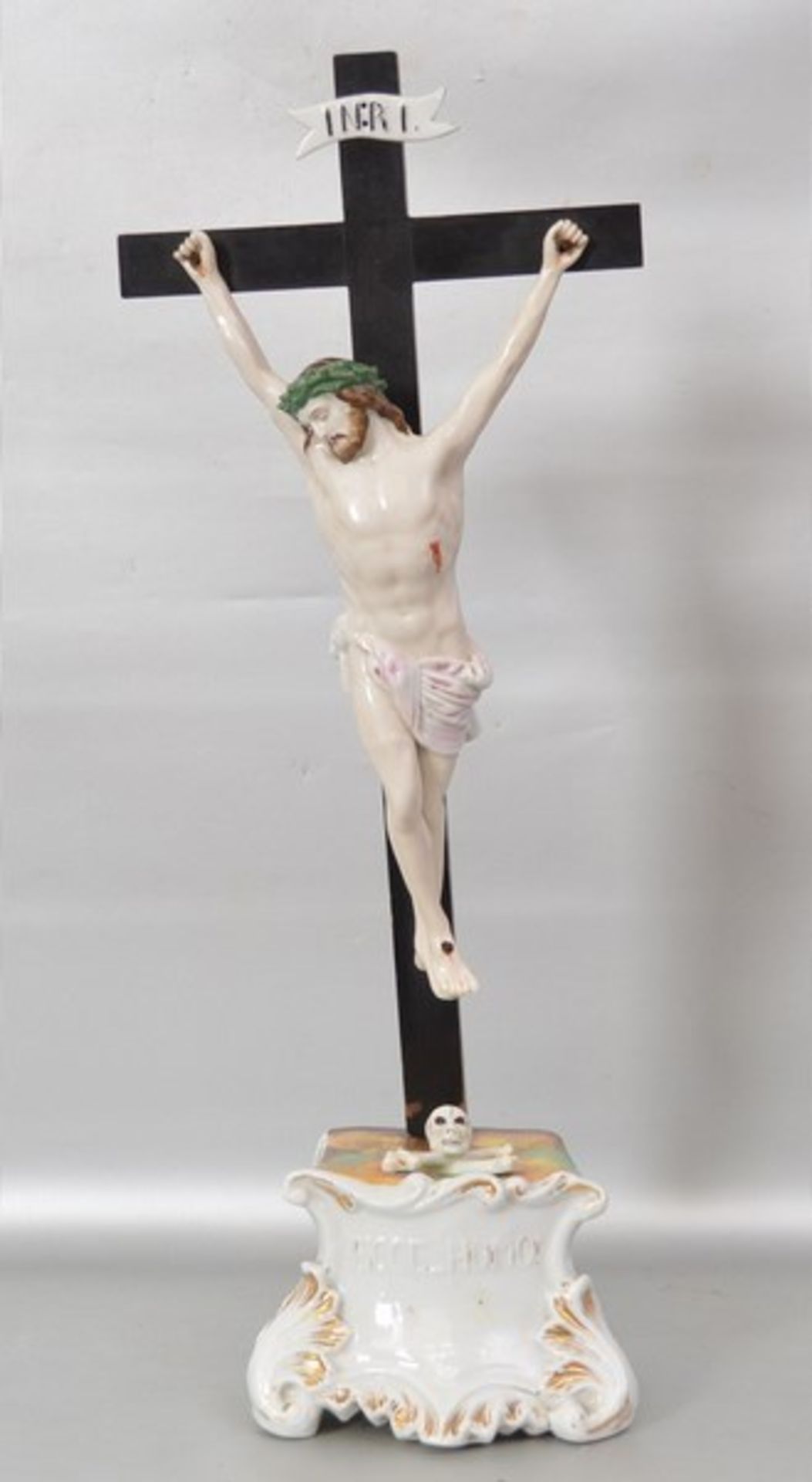 Christus am Kreuz Porzellansockel und -Korpus, gold verziert, bunt bemalt, Kreuz Holz, H 40 cm,