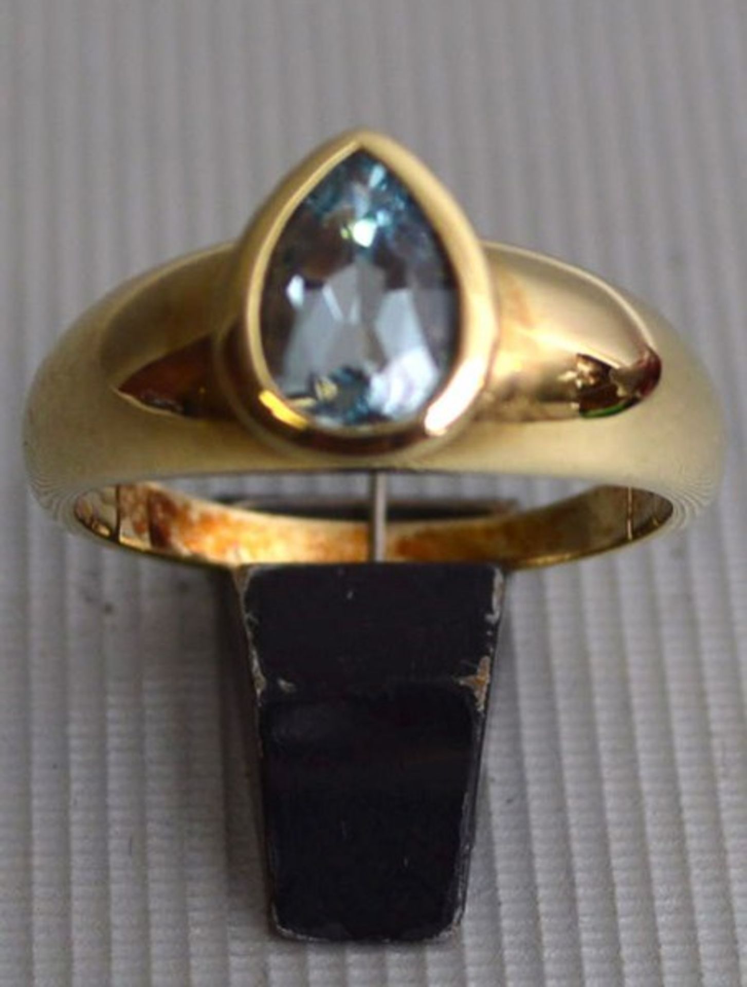 Damenring 8 kt. Gelbgold, mit Aquamarin, in Form einer Träne