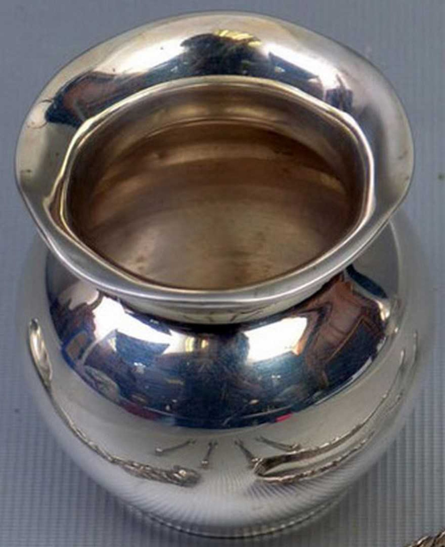 Kleine Vase rund, gebaucht, gewellter Rand, H 5 cm, deutsch, 835er Silber