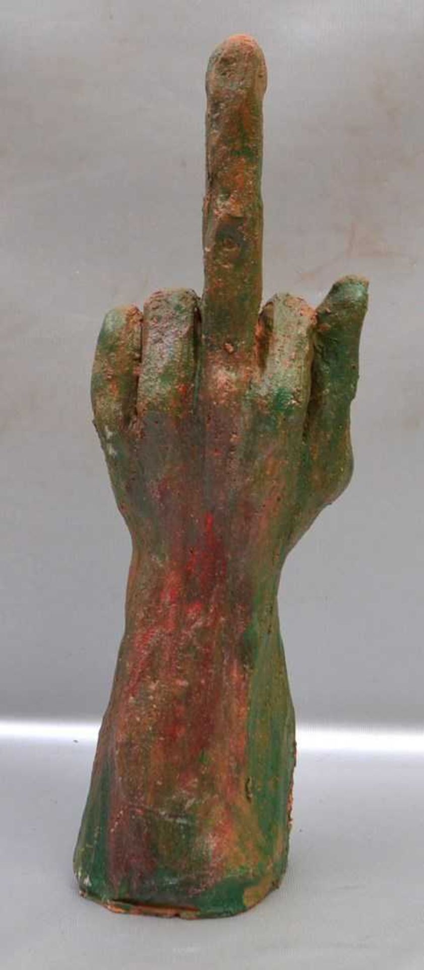 Hand mit ausgestrecktem Mittelfinger Ton, grün, rot und braun, H 42 cm, Hermann Josef Maibach, 6.1.