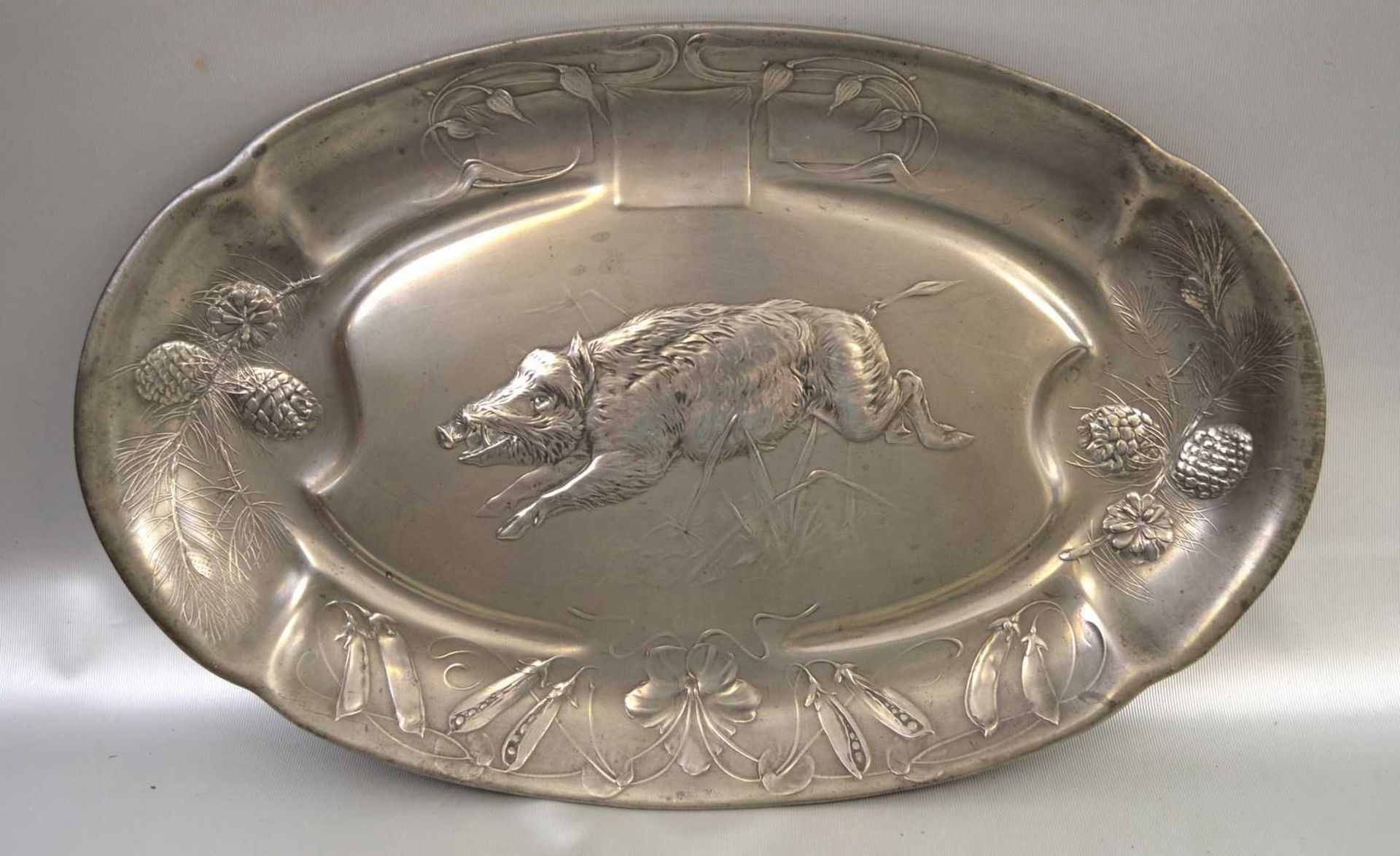 Tablett oval, breiter, mit Jugendstil-Ornamenten verzierter Rand, Spiegel mit Wildschwein, 32 X 51