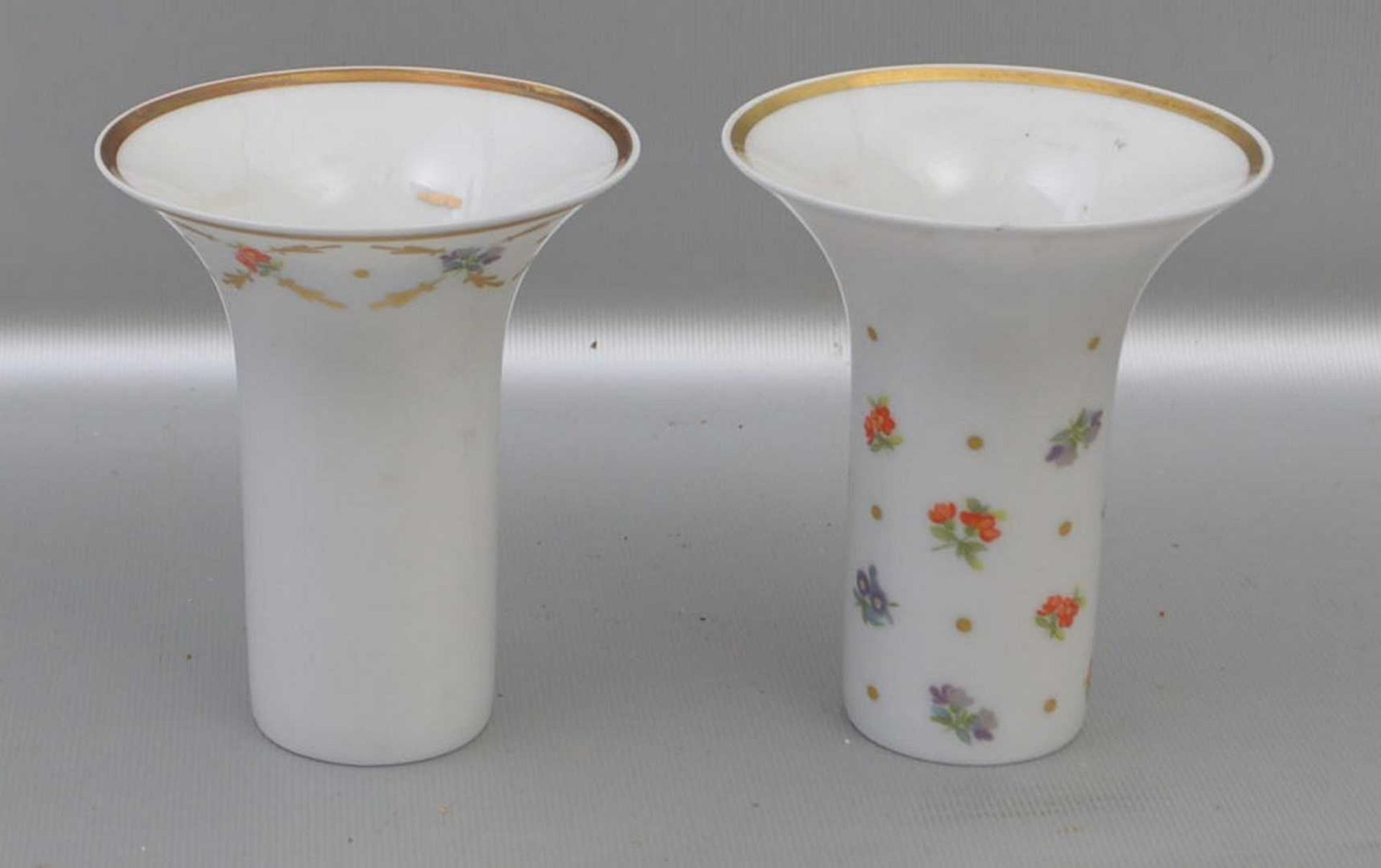 Zwei Vasen Goldrand, in Trompetenform, bunt bemalt, H 10 cm, Dm 9 cm, FM Rosenthal