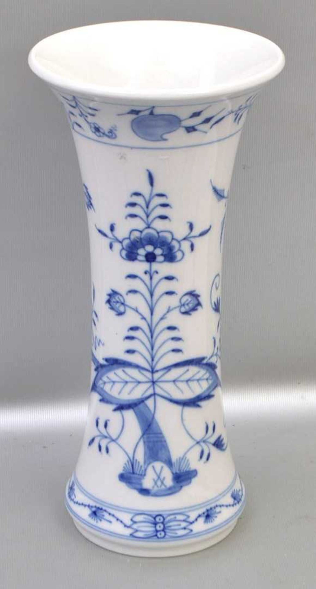 Vase rund, in Trompetenform, Dekor blaues Zwiebelmuster, H 26 cm, blaue Schwertermarke Meissen