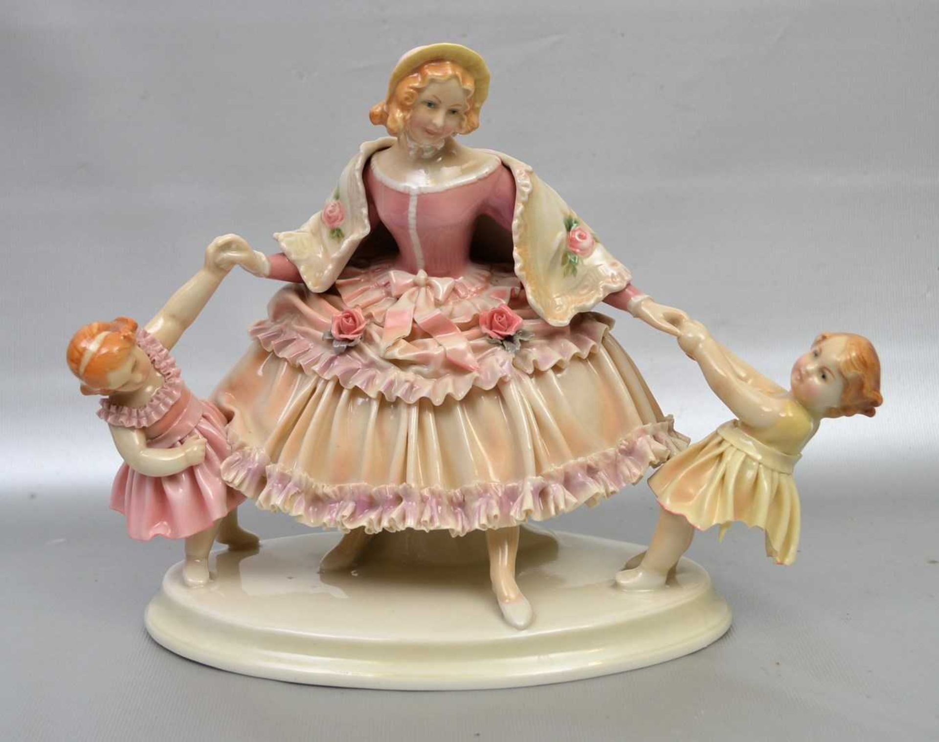 Mutter mit Kindern Mutter im Tüllkleid, mit plastischen Rosen und zwei spielenden Kindern, Kleid