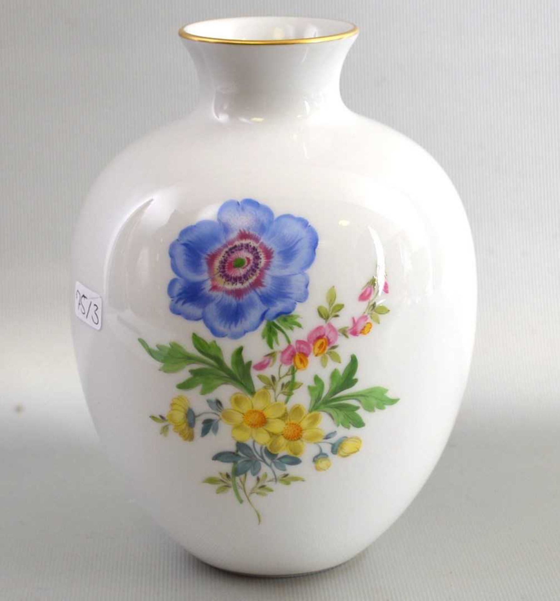 Vase leicht gebaucht, Wandung mit bunter Feldblumenbemalung, Goldrand, H 15 cm, blaue Schwertermarke
