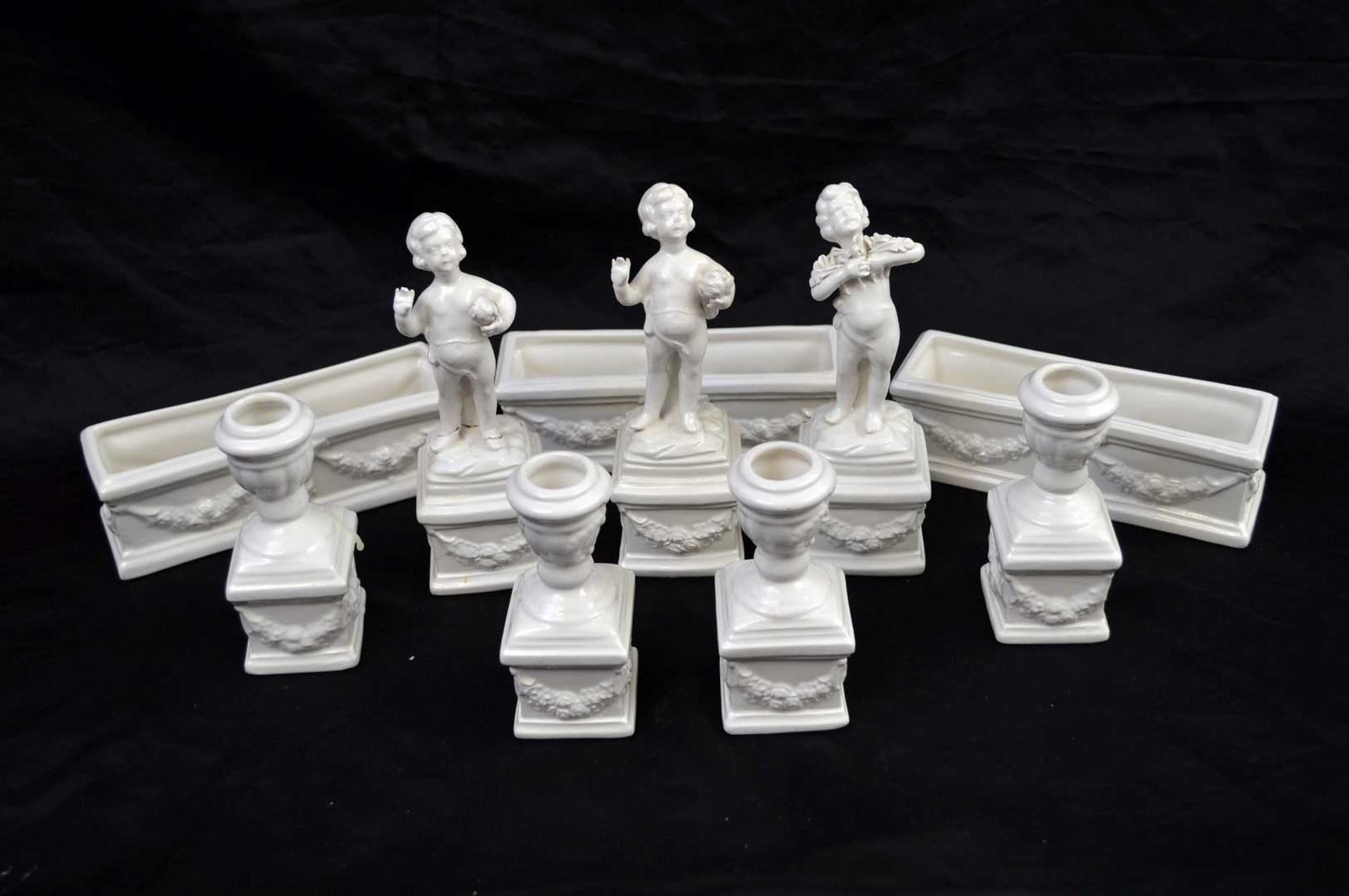 Konvolut Tischdekoration drei Figuren auf Sockel, drei Schalen und vier Kerzenleuchter, weiß
