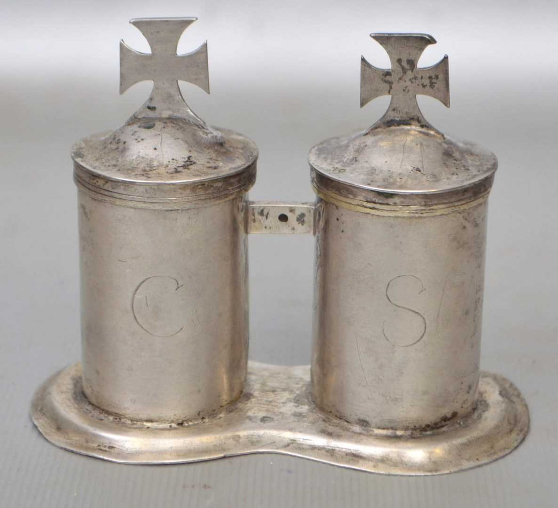 Salbgefäß zwei zylindrische Behälter, innen vergoldet, Deckel mit Kreuz, im Boden gepunzt, 13-lötig,