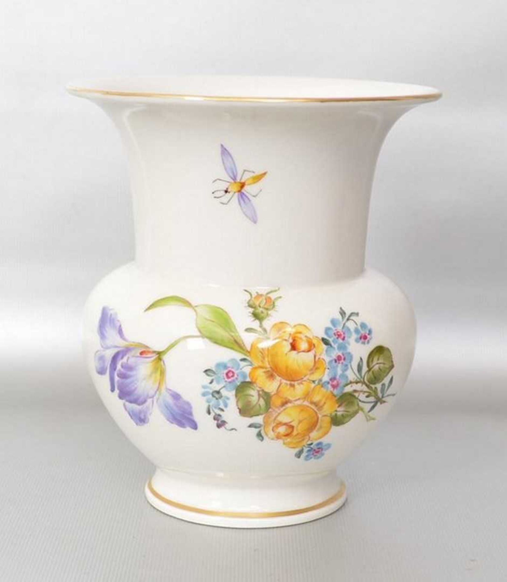 Vase rund, leicht gebaucht, Goldrand, Wandung mit Blumen- und Insektenbemalung, H 14 cm, im Boden