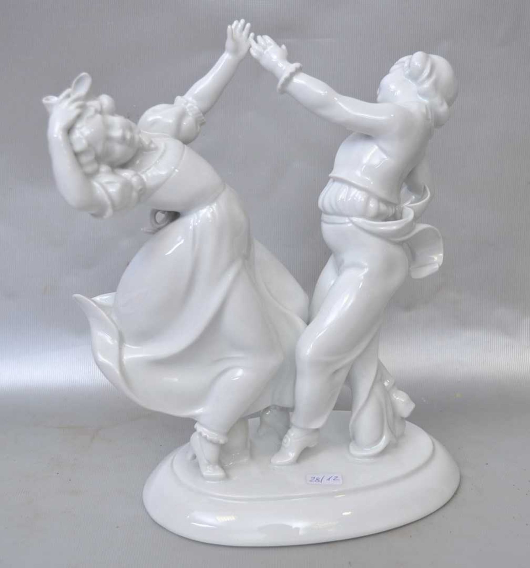 Tanzendes Kinderpaar auf ovalem Sockel stehend, weiß glasiert, H 22 cm, B 20 cm, FM Tettau
