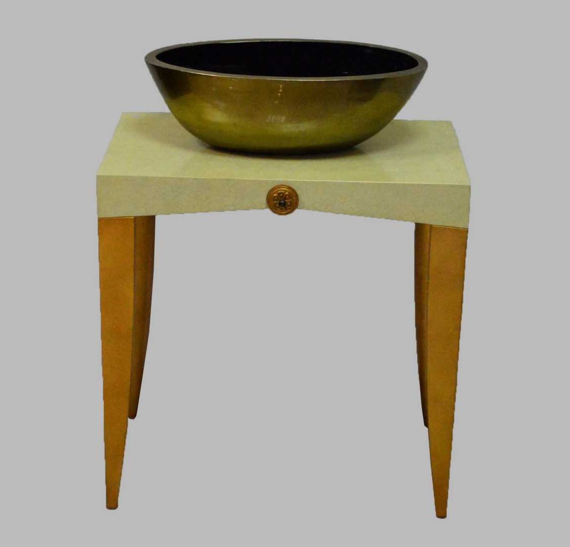 Tisch und Schale vier nach unten verjüngende Beine, gold verziert, rechteckige Abdeckplatte in
