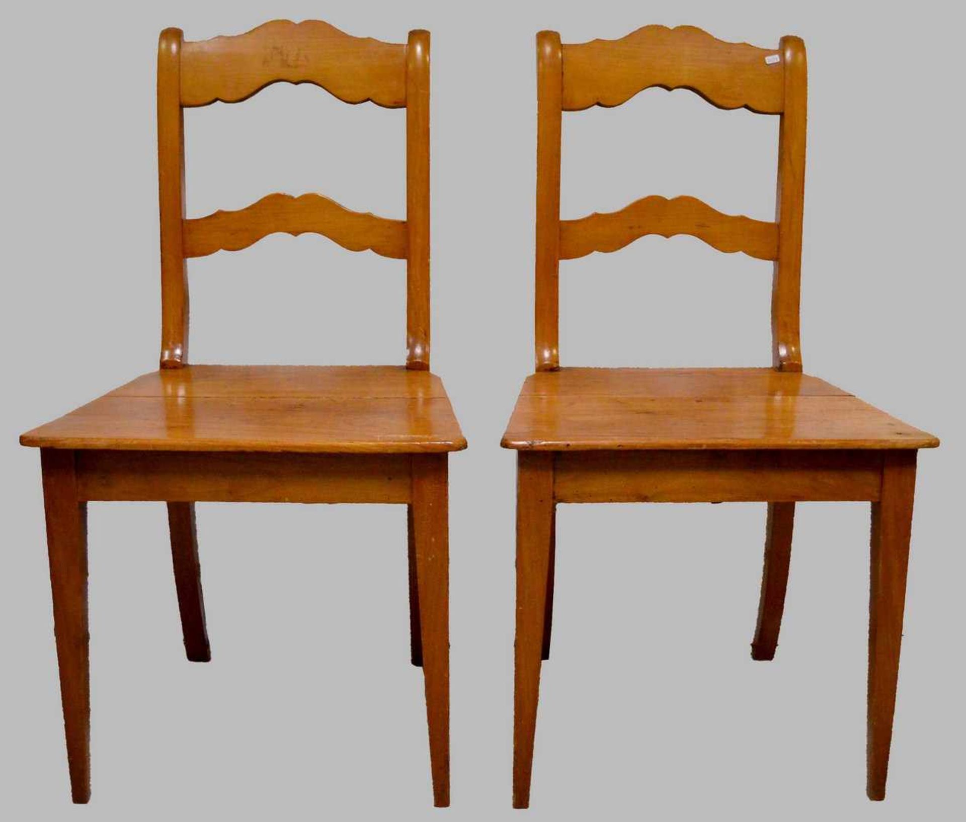 Paar Biedermeier Stühle Kirschbaum, vier Vierkantbeine nach unten verjüngend, gerader Sitz und