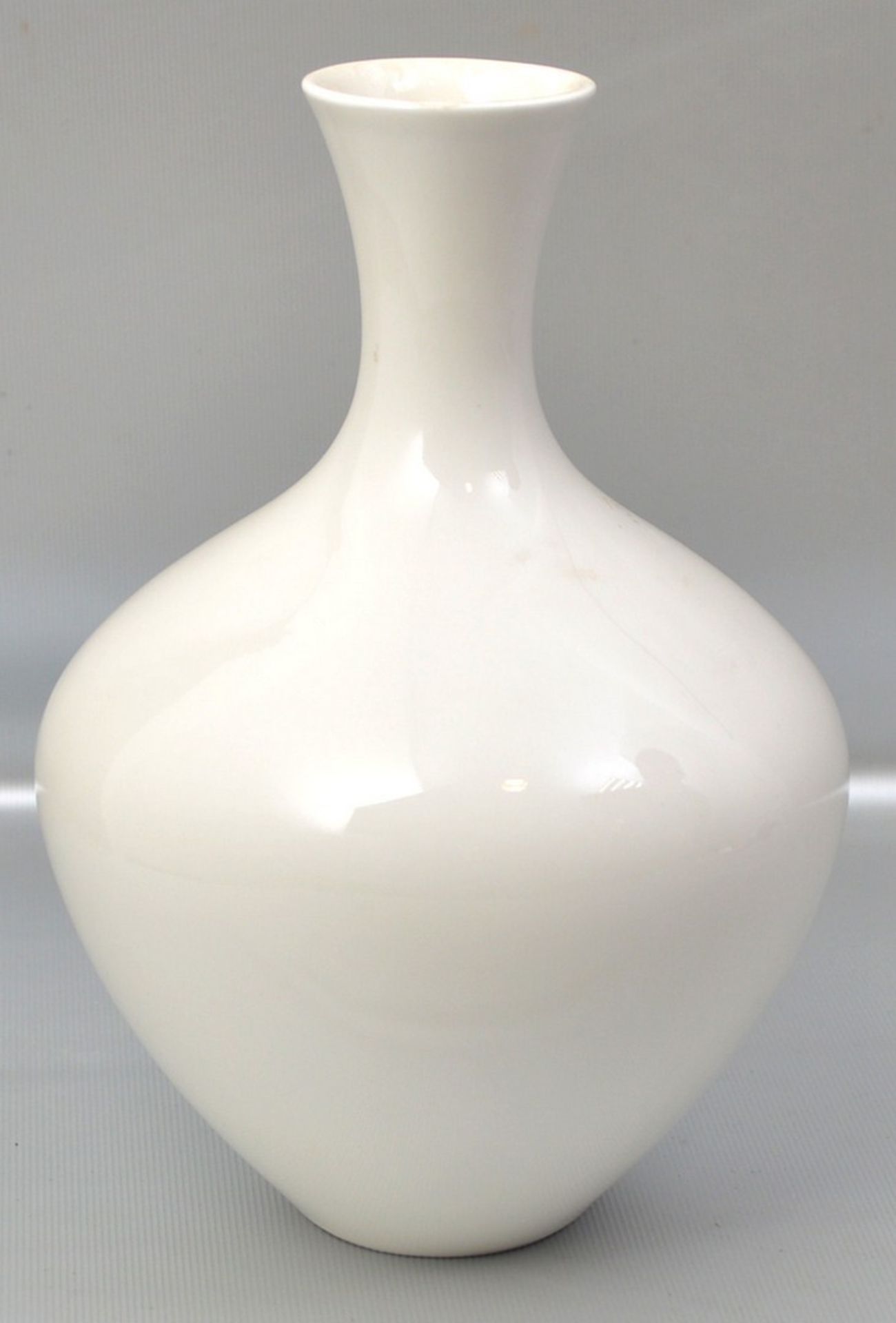 Vase leicht gebaucht, weiß glasiert, H 20 cm, FM KPM Berlin