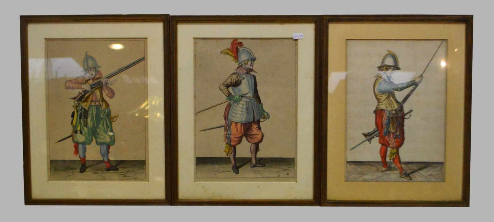 Drei Kupferstiche Soldaten in Uniform, coloriert, im Rahmen, 28 X 35 cm, 18. Jh.