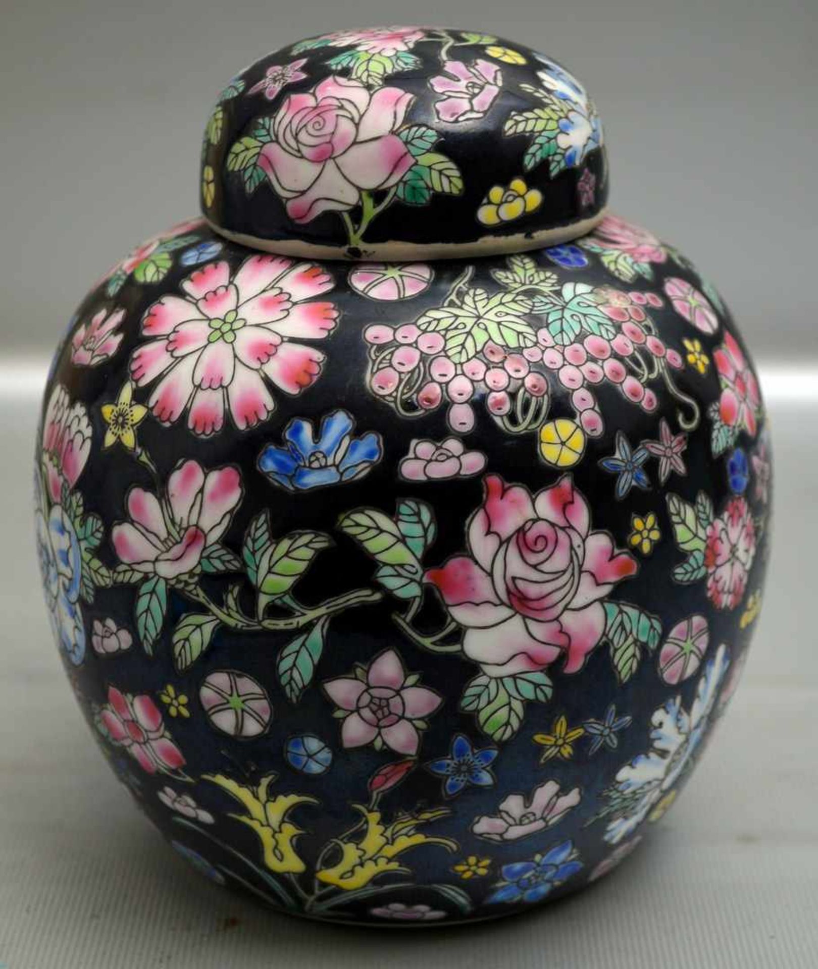 Teedose Porzellan, rund, Wandung schwarz, mit bunter Blumenverzierung, H 15 cm, FM