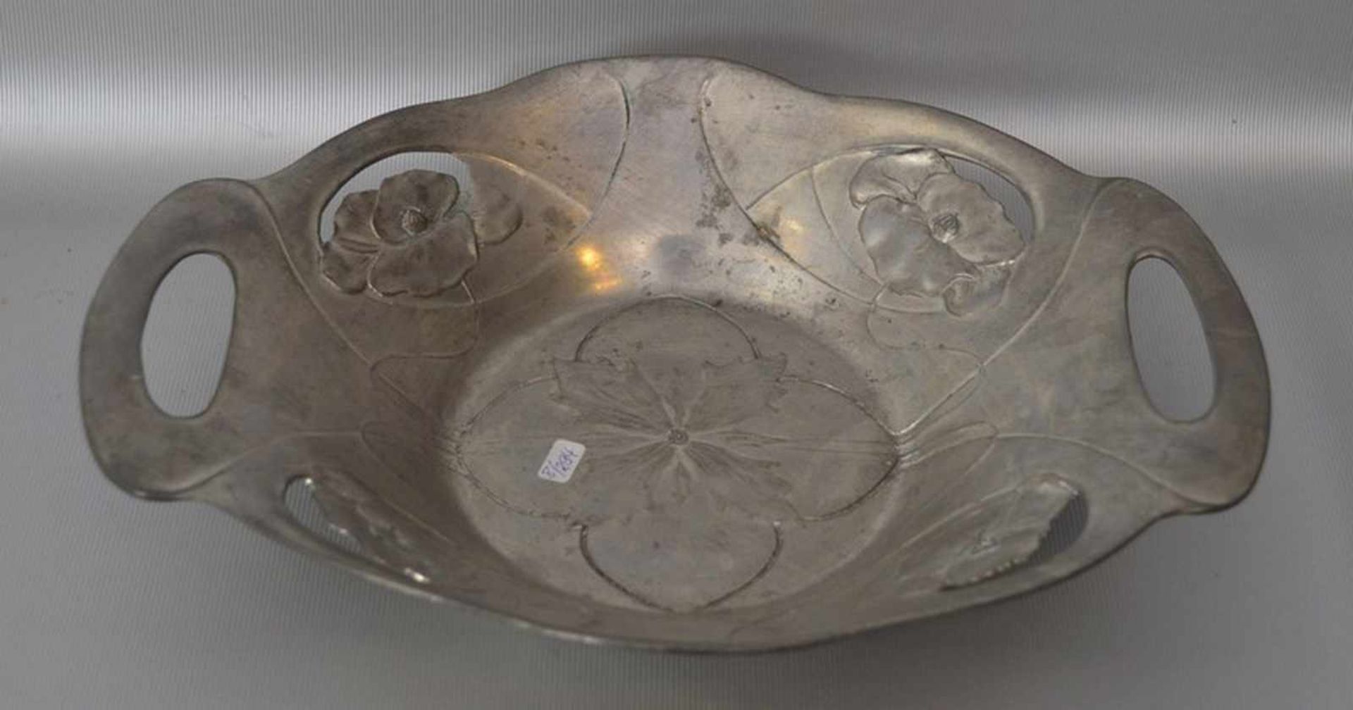 Jugendstil-Schale oval, Rand und Spiegel mit Jugendstil-Blüten verziert, 21 X 28 cm, rückseitig