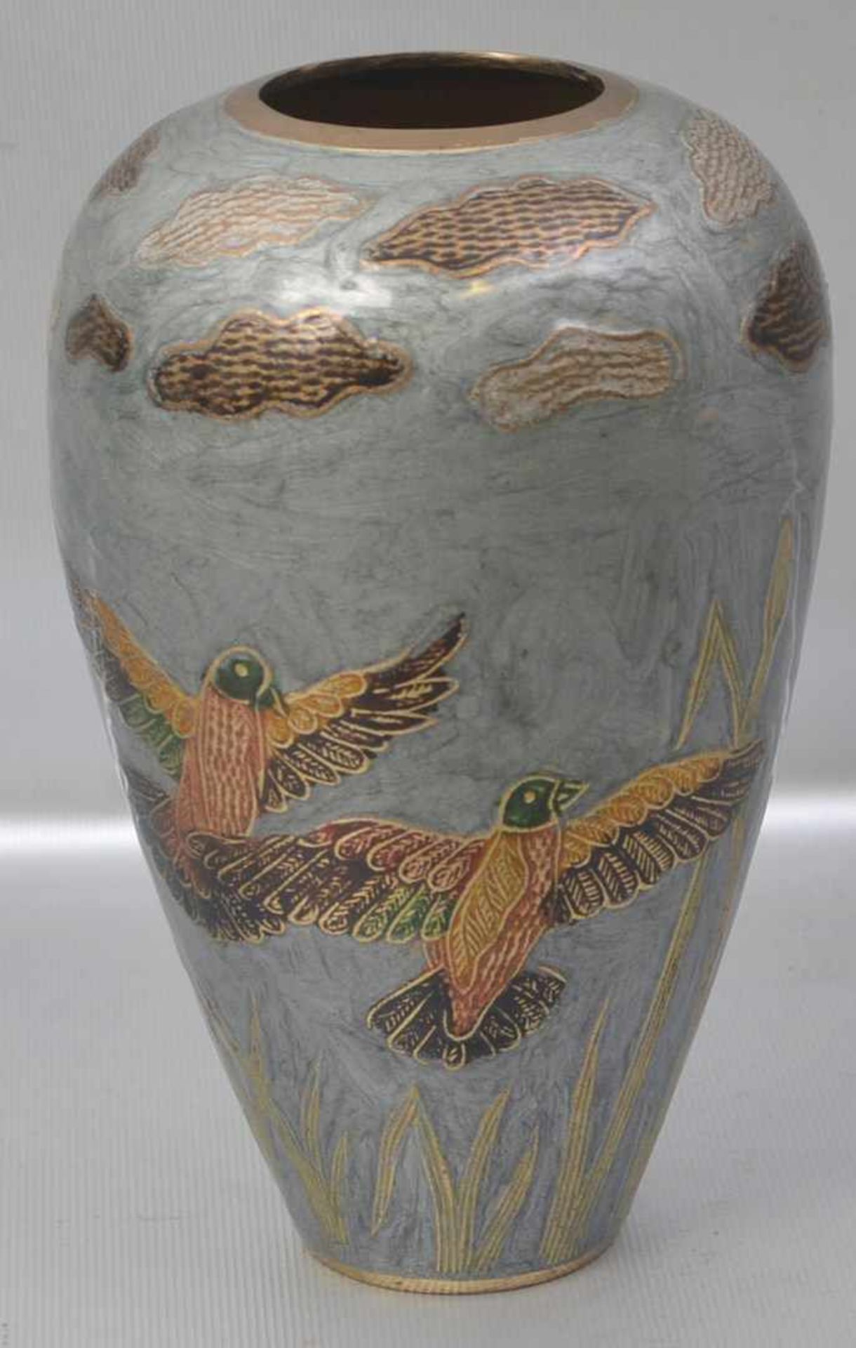 Vase Messing, Wandung mit bunten Vögeln und Gräsern verziert, H 17 cm