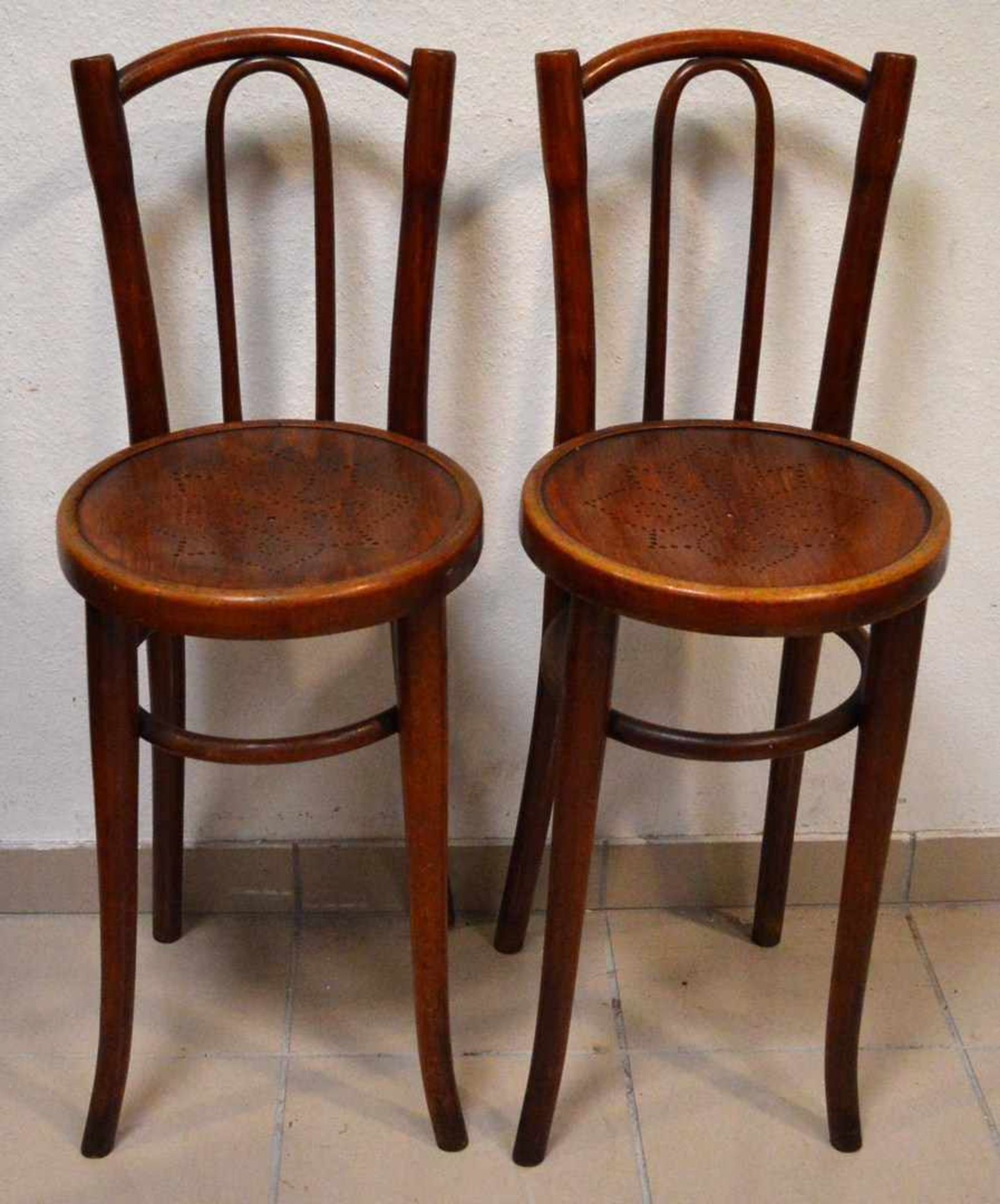 Paar Kinderstühle Hartholz, vier leicht geschwungene Beine, runder Sitz, geschwungener Rücken, H