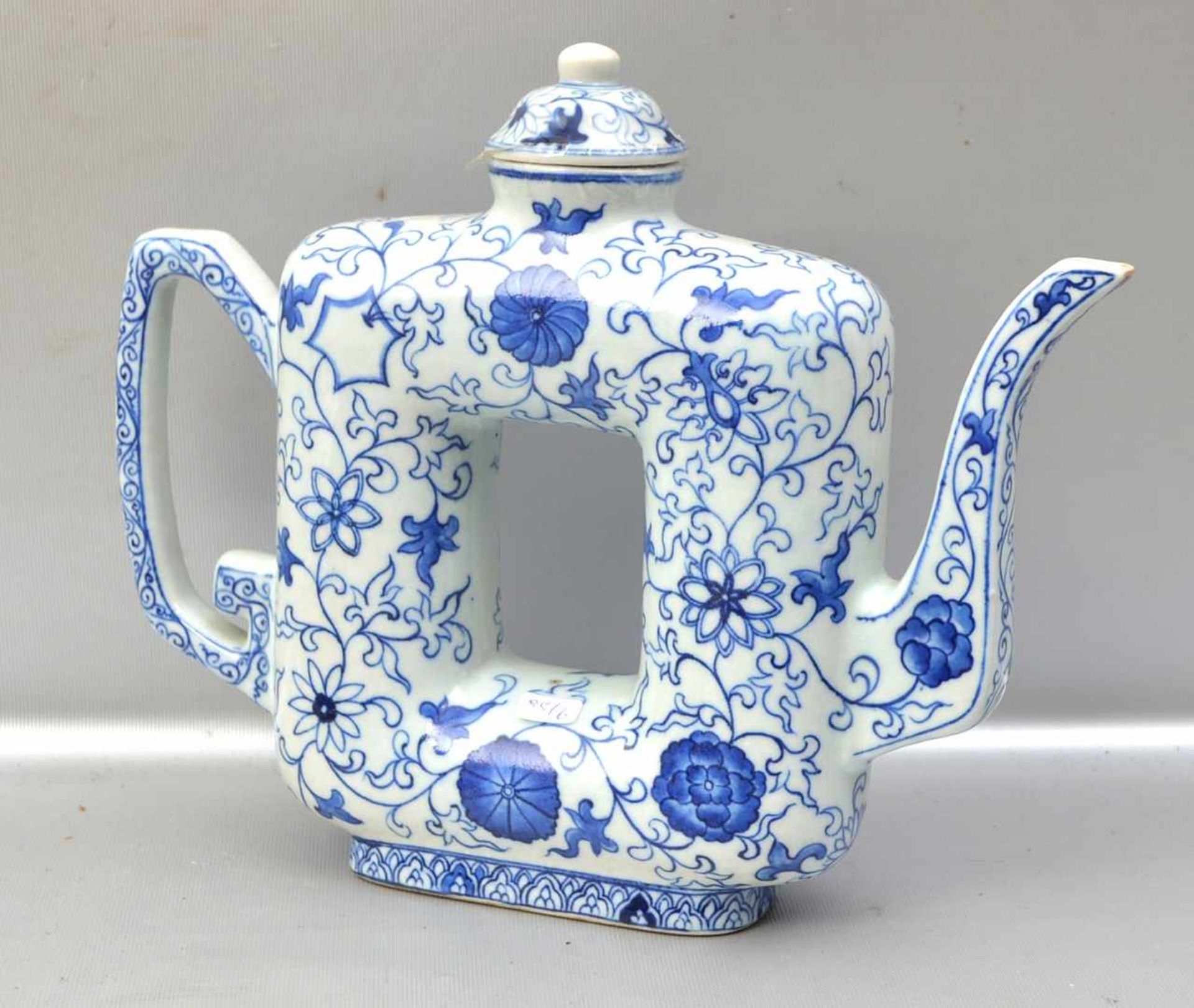 Teekanne Porzellan, außergewöhnliche Form, mit blauen Blumenranken und Blüten bemalt, H 24 cm, B