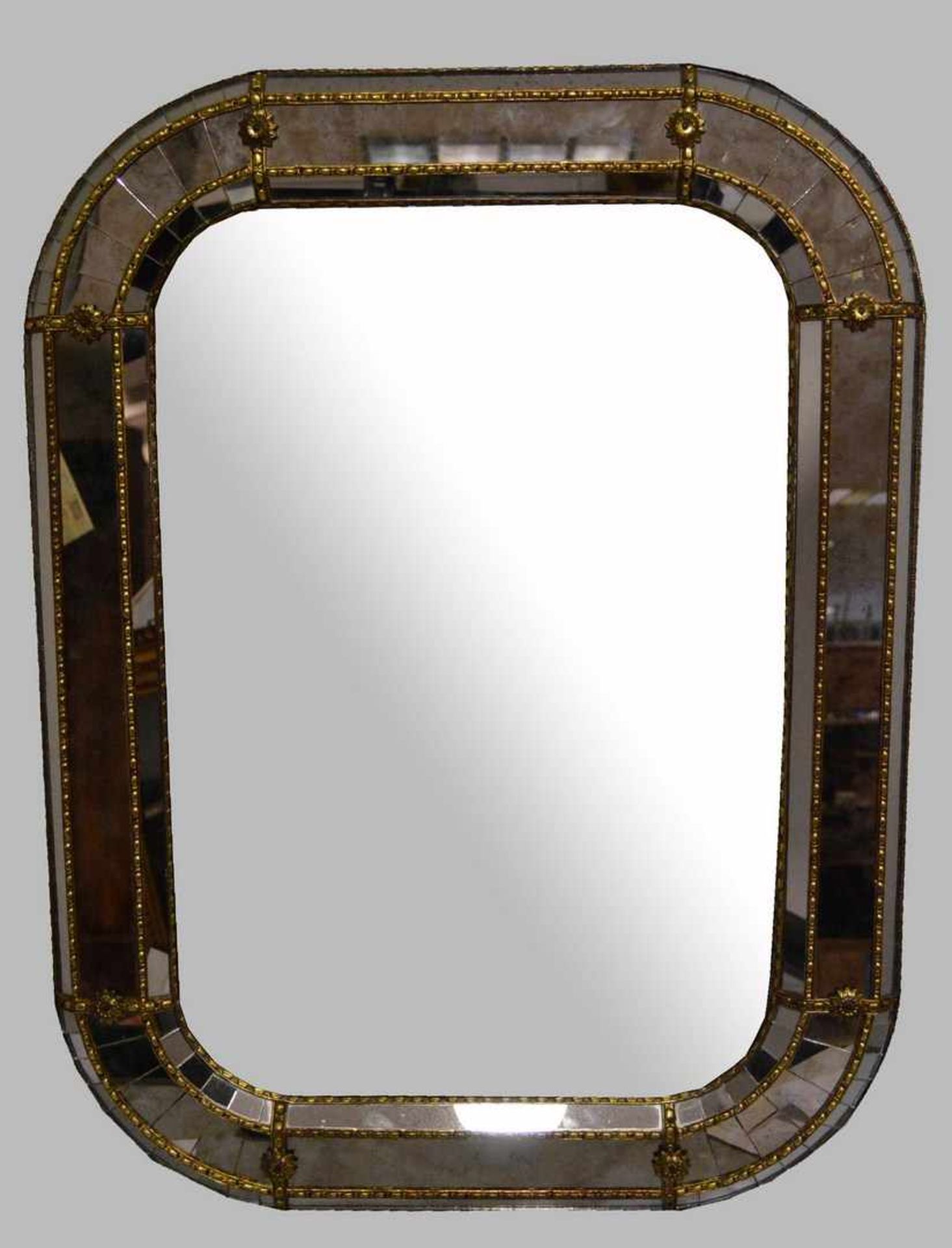 Spiegel rechteckiges Hochformat, breiter gold verzierter Rand, H 80 cm, B 60 cm
