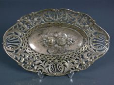 Zierschale (um 1900)Deutsch, Silber 800; ovale Form mit floral durchbrochenem Rand; im Spiegel