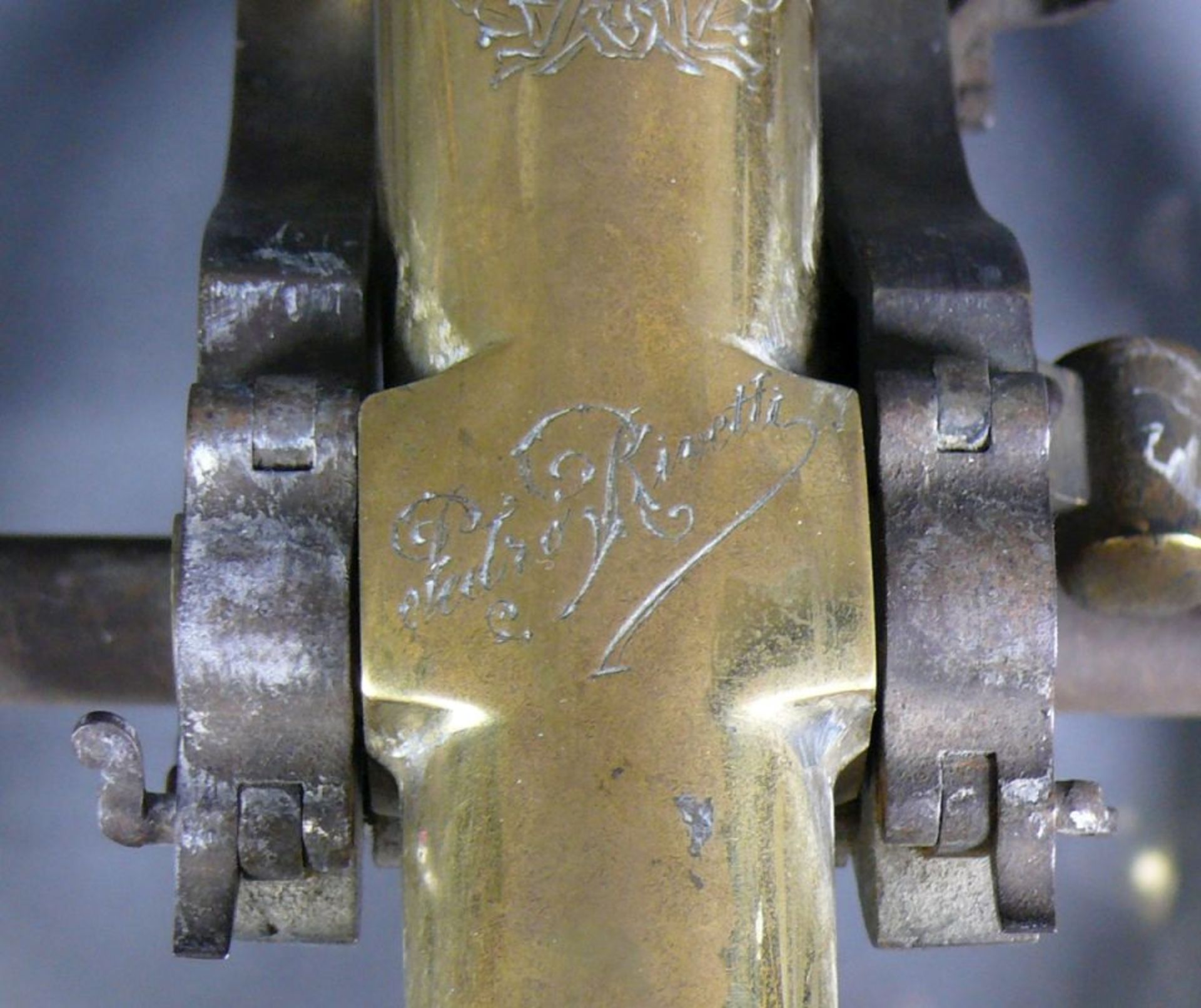 Modell-Kanone (2.H.19.Jh.)Eisen/Bronze; auf Kanonenlauf sign.: Pedro Rivetti, darüber ziseliertes, - Bild 5 aus 12