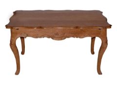 Tisch (18.Jh.)fränkischer Barock; rechteckige, geschwungene Platte; passige Zarge und Beine mit