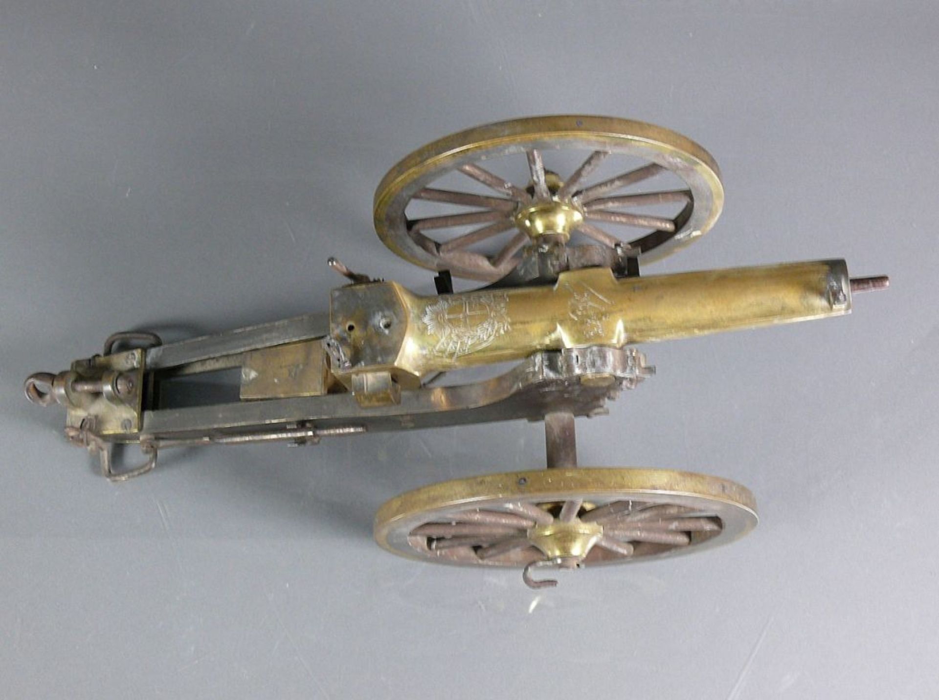 Modell-Kanone (2.H.19.Jh.)Eisen/Bronze; auf Kanonenlauf sign.: Pedro Rivetti, darüber ziseliertes, - Bild 3 aus 12