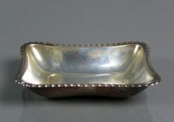 Kleine SchaleDeutsch, Silber 800; rechteckige Form mit Perlrand; 2 x 9 x 6,5 cm; 33g