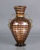 Vase (Murano)gebauchter Korpus mit seitlich aufgeschmolzenen Handhaben; eingezogener Hals sich zum