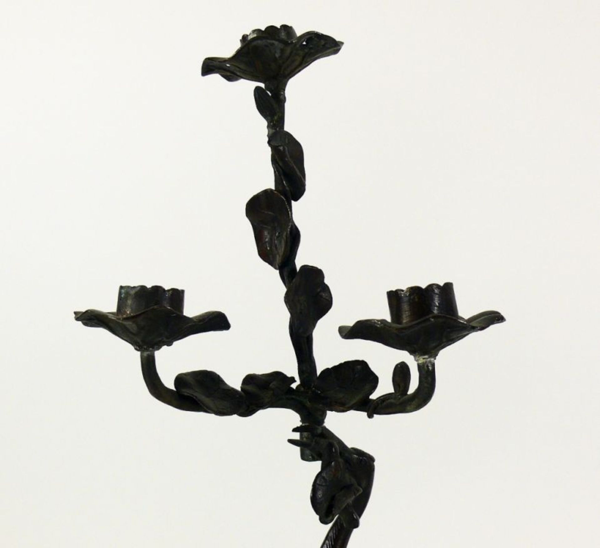 Paar Kerzenleuchter (Qing)Bronze, dunkel patiniert; jeweils 1 Kranich, welcher im Schnabel einen - Bild 4 aus 6