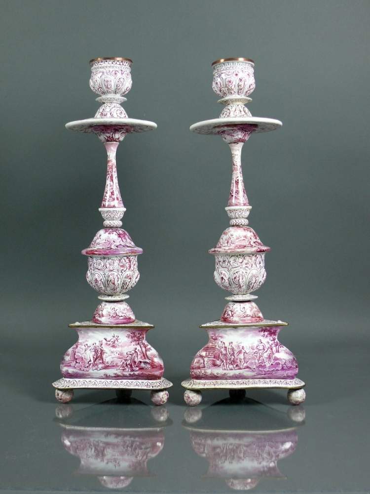 Paar Emaille-Kerzenständer (wohl Wien, 3.V.19.Jh.)auf 3-passigem Stand mit bemalten Kugelfüßen;