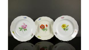 3 Speiseteller (Meissen, 1924-1945)gewellter Rand; farbiger Wiesenblumen-Dekor; D: je 25cm; blaue