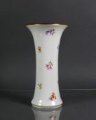 Vase (Meissen, um 1900)Trompetenform; Wandung mit farbigem Wiesenblumendekor und Goldrand;