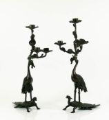 Paar Kerzenleuchter (Qing)Bronze, dunkel patiniert; jeweils 1 Kranich, welcher im Schnabel einen