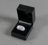 Damenring (um 1940)18ct WG; 2 Zentrums-Diamanten von je 0,65ct sowie 2 seitliche Diamanten von je