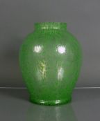 Vase (20.Jh.)gebauchter Korpus mit kurzem, eingezogenem Hals; farbloses Glas mit grünem