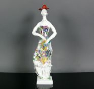 Model (Meissen, Ende 20.Jh.)stehendes Couture-Model; orientalisch, farbig bemaltes Kleid; mit Hut;