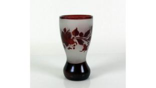Fußbecher (Böhmen, 19.Jh.)milchiges Glas mit umlaufendem Floraldekor rot lasiert; leicht taillierter