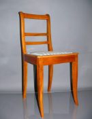 Biedermeier-Stuhl (Mitte 19.Jh.)Nussbaum; Sitzfläche gepolstert und bezogen; Rückenlehne mit 2