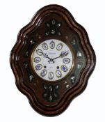 Wanduhr (Frankreich, um 1900)geschwungenes Holzgehäuse; rundes Emailziffernblatt mit