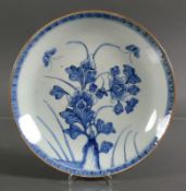 Teller (China, Qing)blauer Floraldekor; Bodenunterseite mit Manufakturzeichen in blau; D: 25 cm