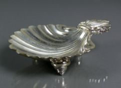 Muschelschale (20.Jh.)Sterlingsilber 925; auf Schneckenhaus-Füßen; Hersteller: G.R. COLLIS & Co.;